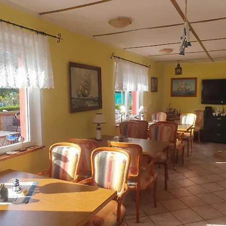 Doppelzimmer-mit-gemeinschaftsbad-auf-ruegen-fuer-stoertebekerfans-h3zi3 * Rappin