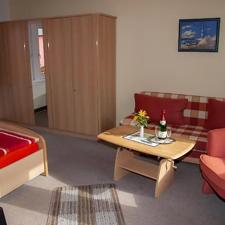 Doppelzimmer-mit-gemeinschaftsbad-auf-ruegen-fuer-stoertebekerfans-h3zi3